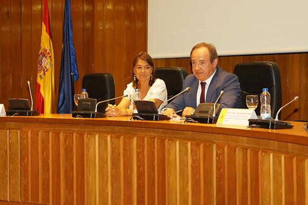 Pie de foto: Belén Crespo Sánchez-Eznarriaga (directora de la AEMPS) y José Javier Castrodeza Sanz (secretario general de Sanidad y Consumo)
