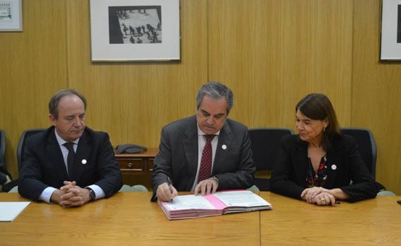 Pie de foto (de izquierda a derecha): José Javier Castrodeza, secretario general de Sanidad y Consumo; Jesús Aguilar, presidente del Consejo General de Colegios Oficiales de Farmacéuticos (CGCOF) y Belén Crespo Sánchez-Eznarriaga, directora de la Agencia Española de Medicamentos y Productos Sanitarios (AEMPS).