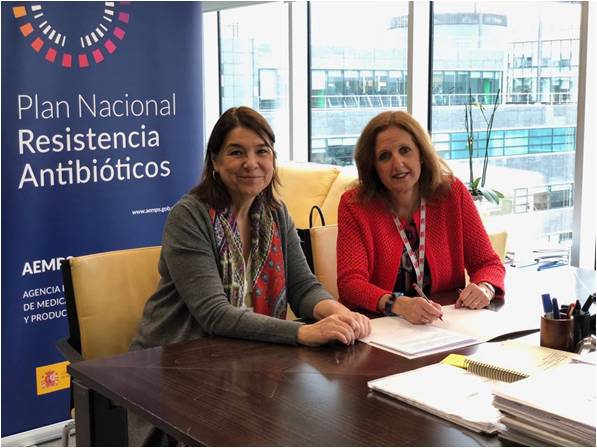 Pie de foto (de izquierda a derecha): La directora de la AEMPS, Belén Crespo Sánchez-Eznarriaga, y la vicepresidenta de SEFAC, Ana Molinero.