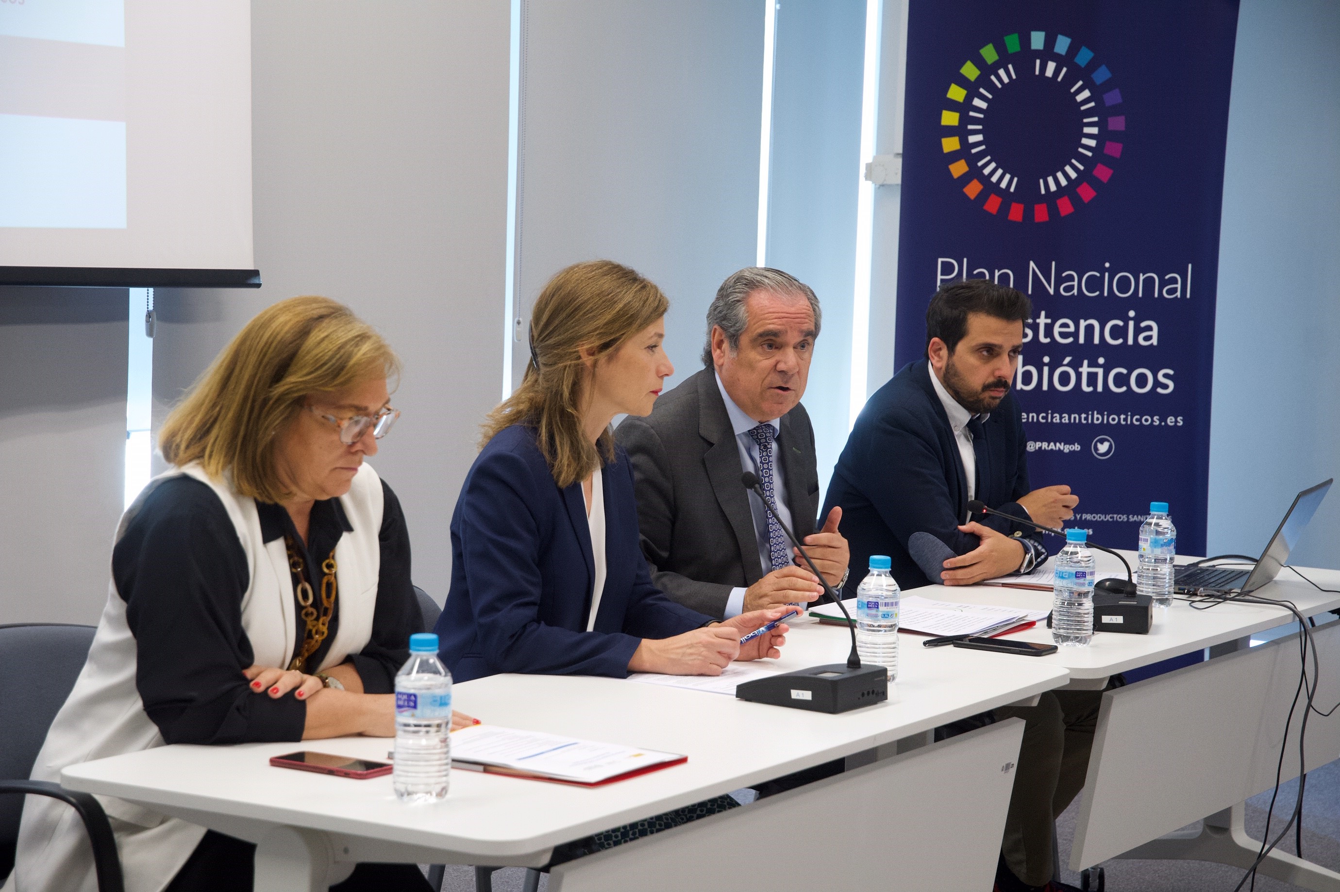 Pie de foto (de izquierda a derecha): Cristina Muñoz Madero, coordinadora del PRAN en Sanidad Animal; Mª Jesús Lamas, directora de la AEMPS; Jesús Aguilar, presidente del CGCOF; y Antonio López Navas, coordinador del PRAN en Salud Humana.