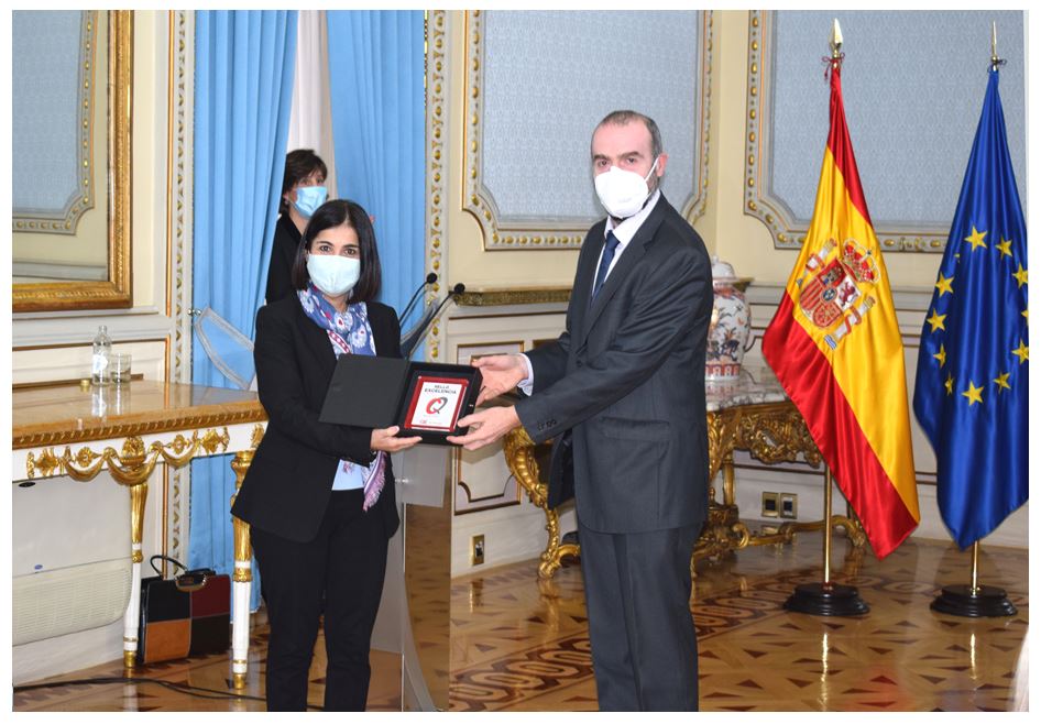El secretario general de la AEMPS, Jose Ignacio Contreras, recibe el Sello de Cristal de manos de la ministra Carolina Darias.