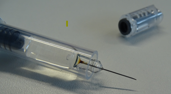 Ejemplo de jeringa con oxidación en la base de la aguja