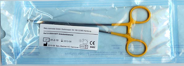 Foto del etiquetado de una tijera estéril de uso quirúrgico en la que figura como fabricante Batu Medical AG Hannover y el marcado CE acompañado del número de identificación 0482.