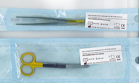 Foto del etiquetado de una tijera de sutura y de una pinza anatómica en los que figura como fabricante Batu Medical AG Hannover y el marcado CE acompañado del número 0482