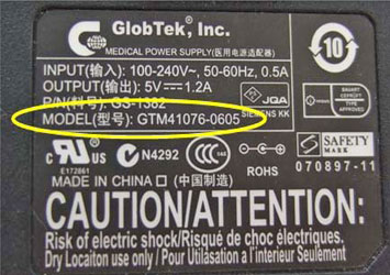 Detalle de la fuente de alimentacin del cargador, que indica el Modelo GTM41076-0605 de GlobTek, Inc.