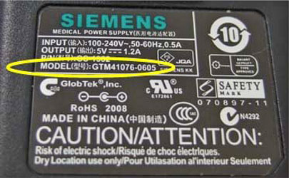 Detalle de la fuente de alimentacin del cargador, que indica el Modelo GTM41076-0605 de Siemens