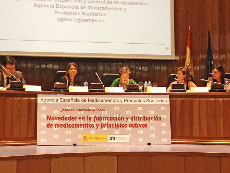 Representantes de la Jornada informativa sobre novedades en la fabricación y distribución de medicamentos y principios activos