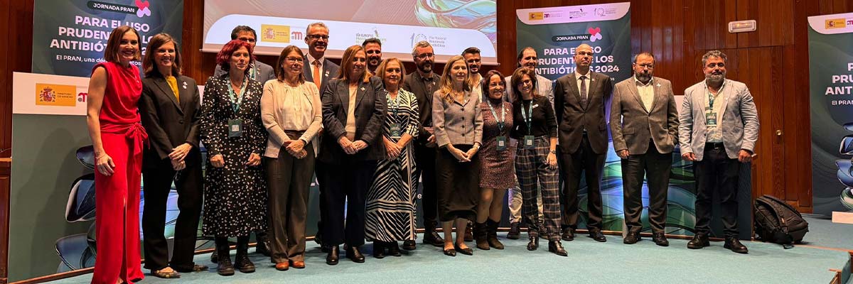 Los integrantes del PRAN, junto con los premiados y el resto de autoridades que han intervenido en el Día Europeo para el Uso Prudente de los Antibióticos