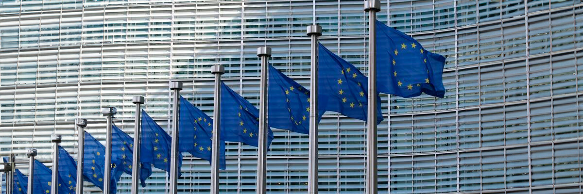 Banderas europeas ondeando en la sede de la Comisión Europea