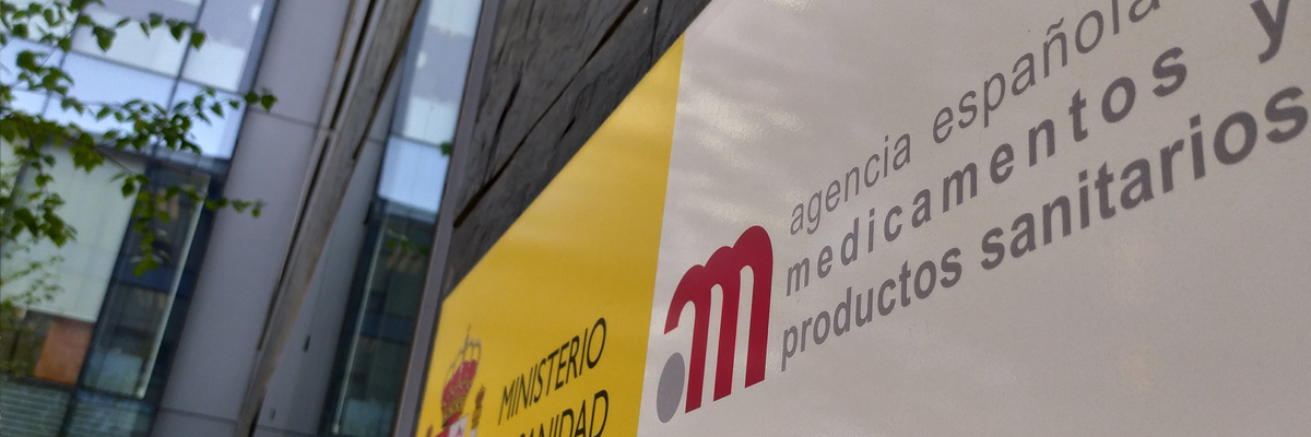 Entrada de la sede de la AEMPS con su logotipo en primer plano