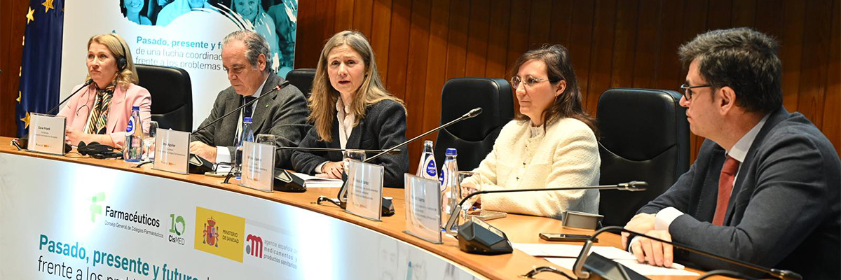 Imagen de la jornada “Pasado, presente y futuro de una lucha coordinada frente a los problemas de suministro”, organizada por la AEMPS y el CGCOF