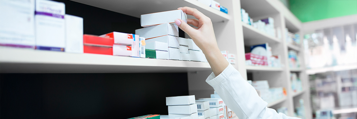 Imagen de cajas de medicamentos almacenadas en una farmacia