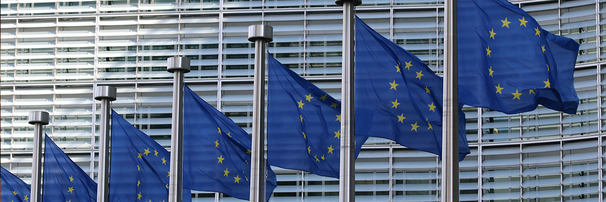 Sede de la Comisión Europea con banderas europeas