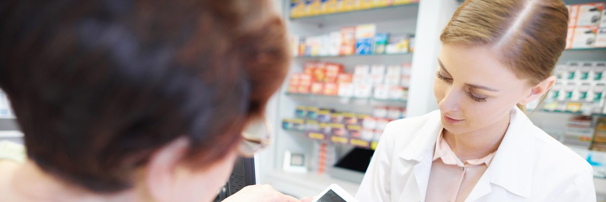 Persona pagando en una farmacia